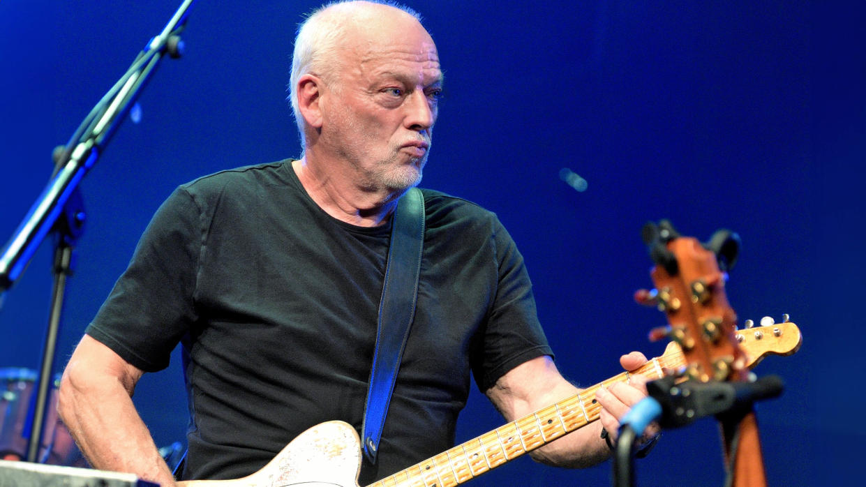  David Gilmour performing. 