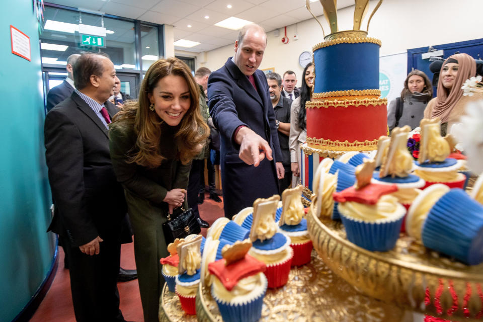The Duke and Duchess of Cambridge inspect cakes as they visit the Khidmat Centre on Jan. 15 in Bradford.&nbsp; (Photo: WPA Pool via Getty Images)