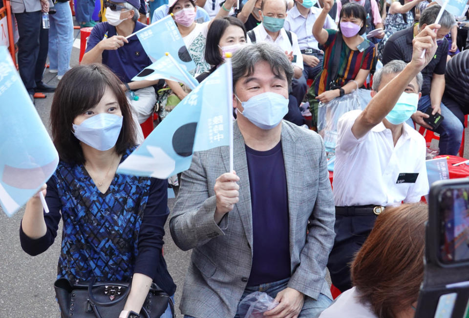 中央流行疫情指揮中心指揮官王必勝（中）1日攜同夫人尤香玉（左）出席民進黨台北市長參選人陳時中競選總部成立大會。（姚志平攝）