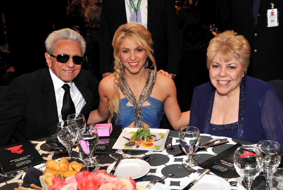 Shakira y sus padres. Rodrigo Varela/WireImage