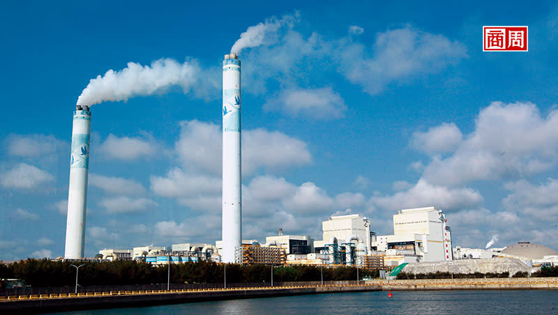 六輕250公尺高的煙囪是燃煤發電的象徵，如今台塑跟煤說再見，六輕開始邁入零碳時代。（攝影者／楊文財）