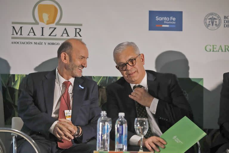 Congreso Maizar (cadena del maiz) Pedro Vigenau (presidente de Maizar) con su traje a base de maíz, Apertura del Congreso y público en general. Julián Domínguez (Ministro de agricultura). Víctor Accastello, presidente del congreso de Maizar.