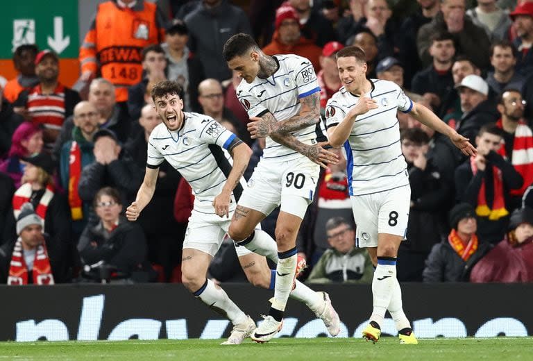 Gianluca Scamacca (con la camiseta 90 de Atalanta) autor de dos goles a Liverpool en la ida por la Europa League, en Anfield