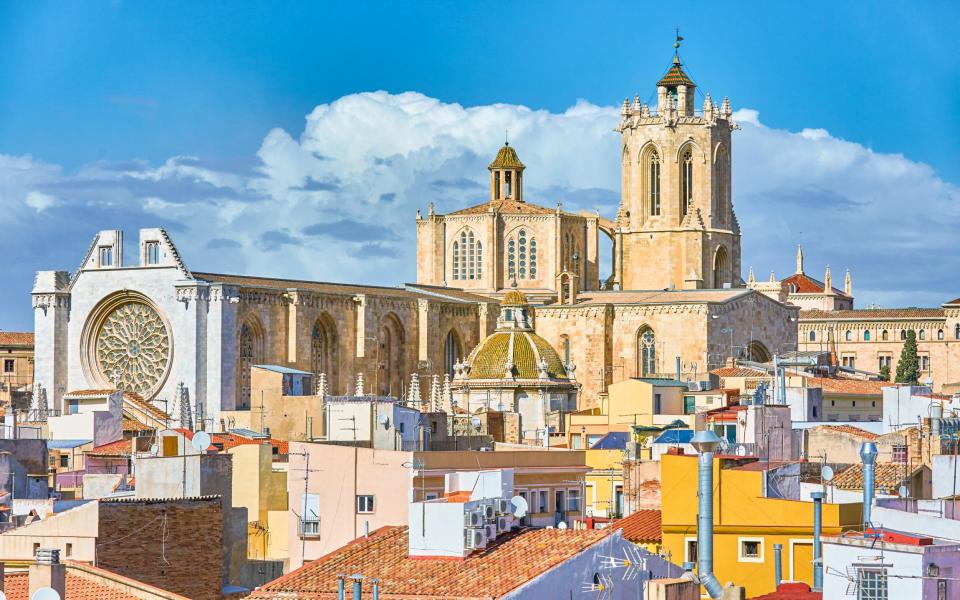 Η Tarragona με τον καθεδρικό ναό της απέχει μόλις 15 λεπτά από το Reus
