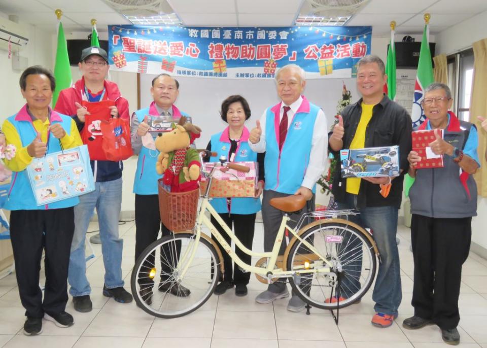 救國團台南市團委會舉辦「聖誕送愛心，禮物助圓夢」清寒學生圓夢活動。<br />（記者陳治交攝）