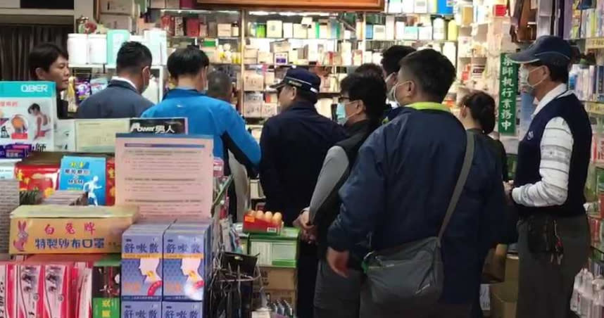 台南地檢署檢察官會同衛生局還有調查局人員，持搜索票前往藥局搜索。圖／翻攝畫面