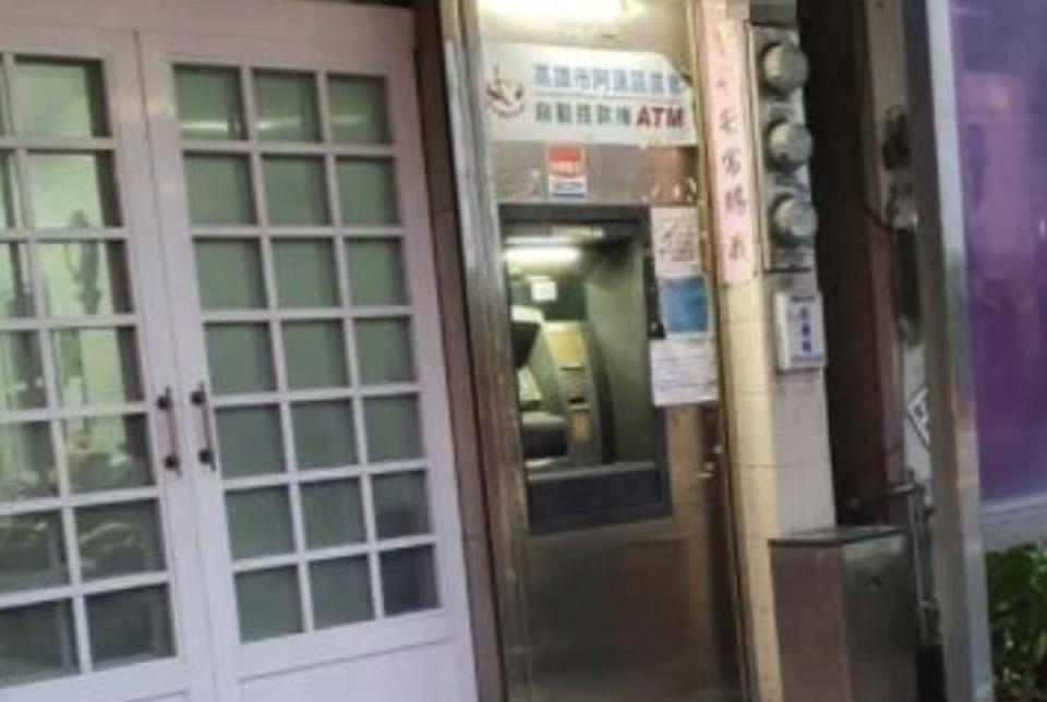 ▲網友發現有民宅門口竟然安裝ATM，讓他大開眼界。（圖/路上觀察學院）