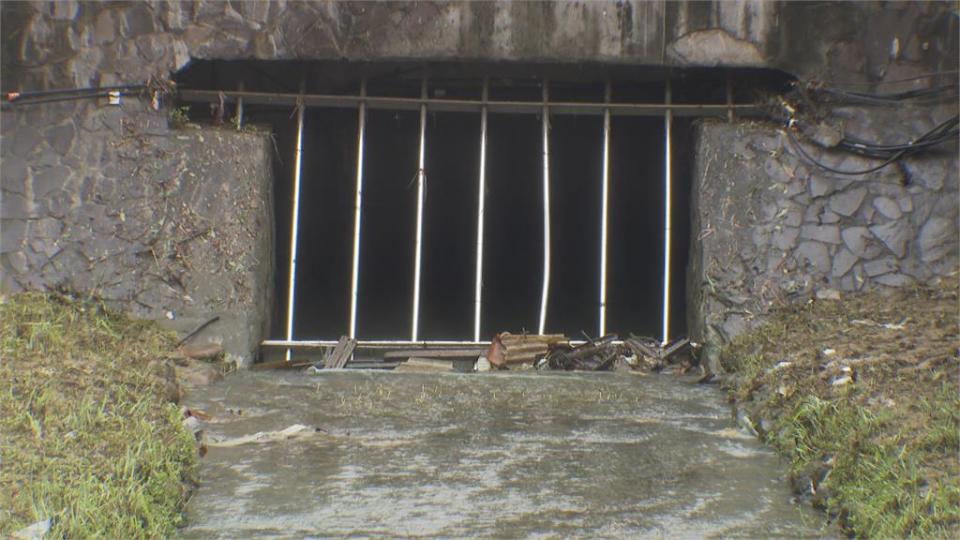 信義區下大雨　山區泥水傾瀉.大排滿水淹街道