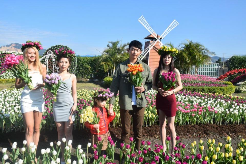 台中市后里區中社觀光花一年一度「鬱金香花季」展開，模特兒走秀吸引遊客熱烈拍照，場面熱鬧。難培育的鬱金香新品種少見，值得愛花人士勿失良機賞鮮。（記者陳榮昌攝）