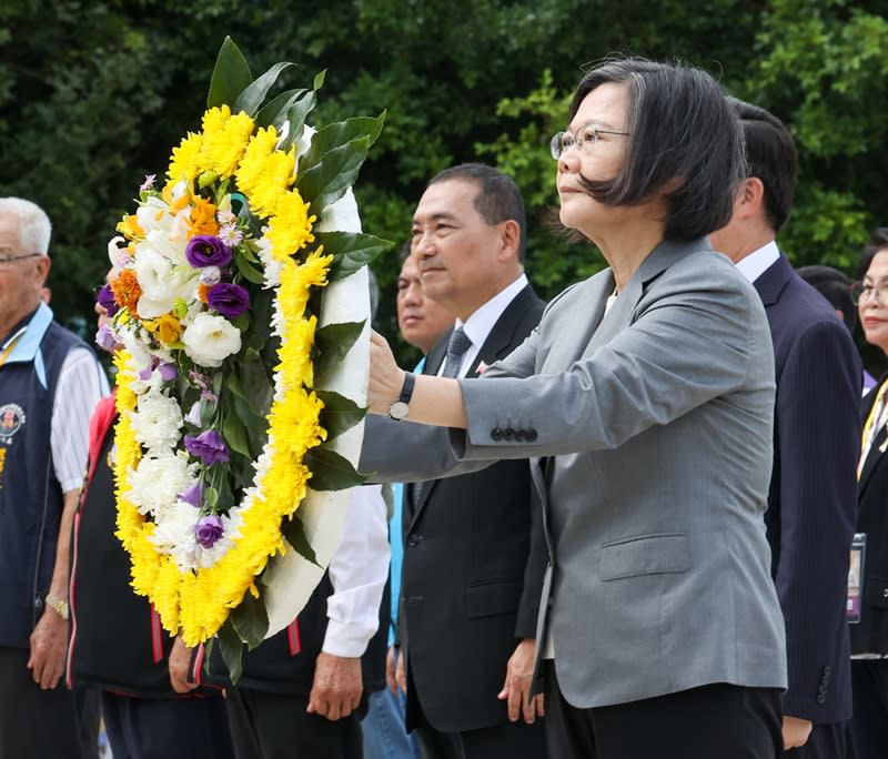 823戰役勝利65周年追思祭悼典禮23日在金門太武山公墓舉行，總統蔡英文（右）與國民黨總統參選人侯友宜（中）等人出席，一同向陣亡將士致意。（中央社）