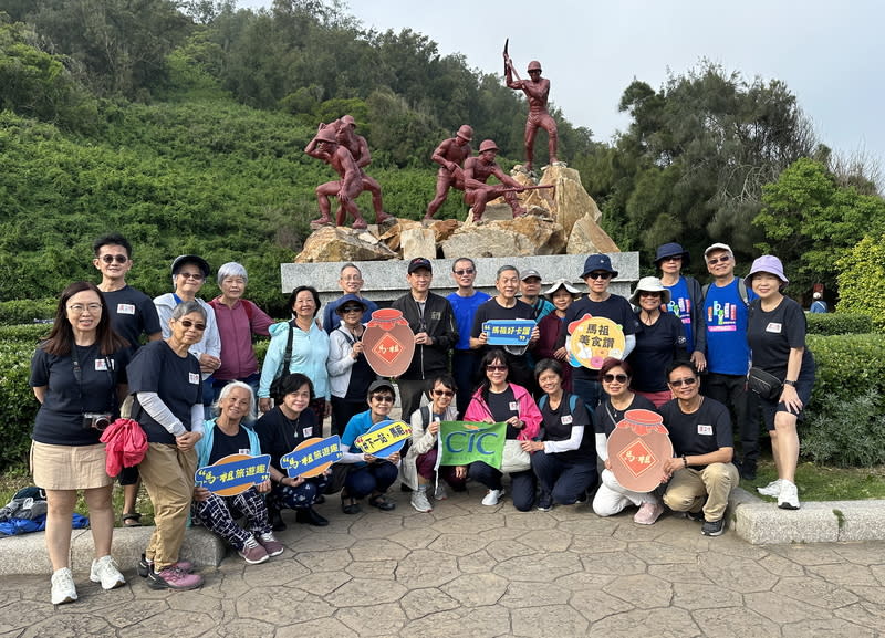 馬祖迎新加坡團客  跨島深度遊北海坑道 馬祖國家風景區管理處表示，新加坡旅遊團5日參訪 馬祖，展開5天4夜跨島深度旅遊南竿、北竿、莒光特 色景點。圖為團員在北海坑道前合影。 （馬祖風管處提供） 中央社記者黃旭昇連江縣傳真  113年5月6日 