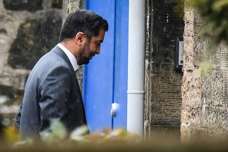 El primer ministro escocés, el independentista Humza Yousaf, llega a Bute House antes de una prevista rueda de prensa, el 29 de abril de 2024 en la ciudad británica de Edimburgo (Andy Buchanan)