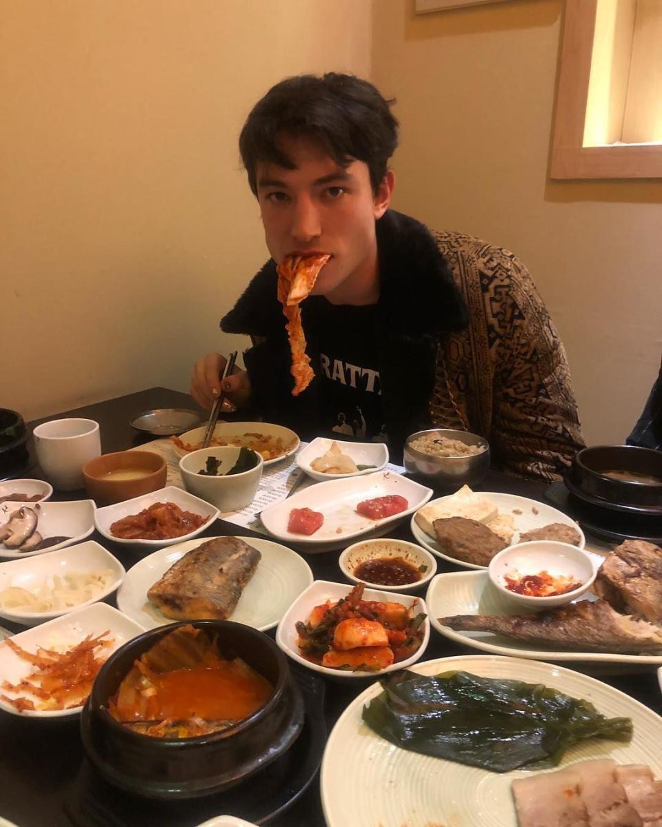 <p>金秀賢除了帶著好友玩遍了LINE Friends 商店，當然也沒忘記帶著他品嘗韓國道地的美食！他們在首爾的餐廳裡一起享受一道道的傳統韓國料理，她還拍下伊薩米勒大啃泡菜的模樣，這畫面實在太萌啦😍 金秀賢也興奮留言說：「看看是誰來了！伊薩米勒來首爾了！ Kimchi~」感覺得到對好友的造訪相當開心呢！</p><cite>@claudiashkim - Instagram</cite>