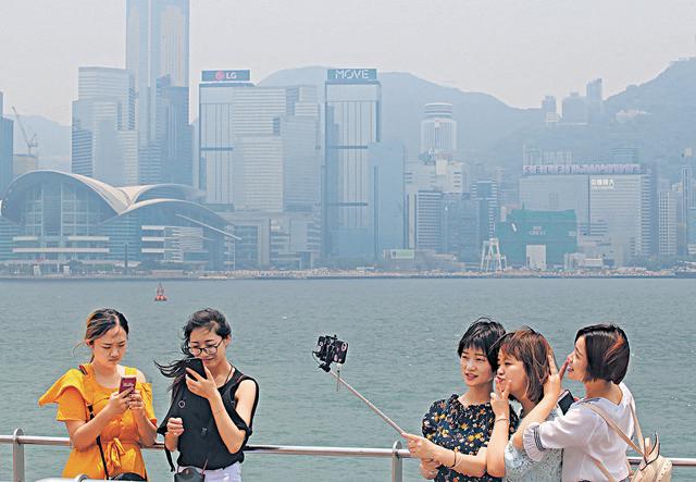 本港近日的和緩微風不利污染物擴散，空氣污染指數連續兩日爆錶。（陳永康攝）