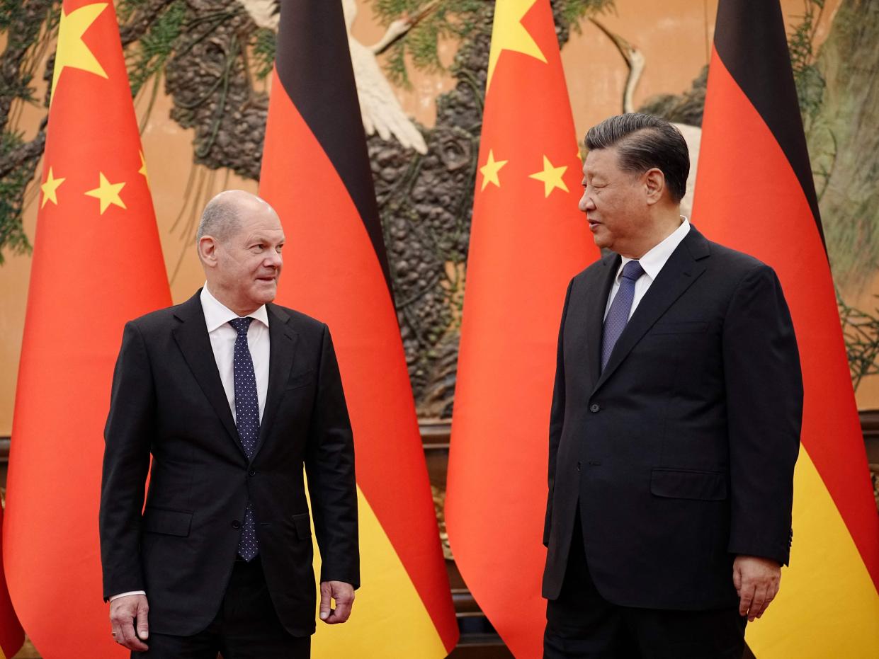 Chinese President Xi Jinping (R) welcomes German Chancelor Olaf Scholz at the Grand Hall in Beijing on November 4, 2022.