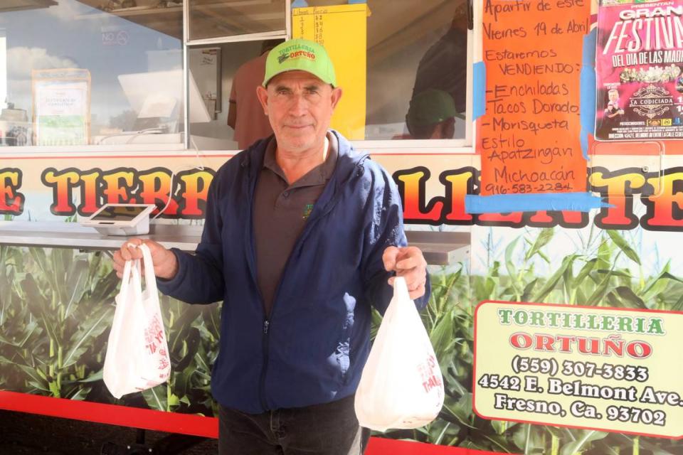 “La tortilla tiene el aroma y el sabor de la tortilla mexicana”, dijo Ramiro Ortuño Ortiz, de 61 años y dueño del negocio Tortillería Ortuño que abrió sus puertas en el 4542 de la Avenida Belmont en Fresno el 10 de septiembre del 2023. María G. Ortiz-Briones/ mortizbriones@vidaenelvalle.com