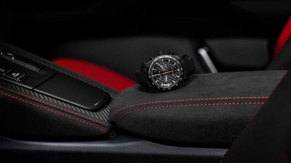 Porsche Design Timepiece計時腕錶為 Weissach套件一部分。(圖片來源/ Porsche)