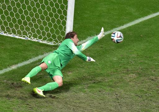 El portero holandés Tim Krul para el penalti del defensa costarricense Michael Umaña, en cuartos de final del Mundial de Brasil, en el estadio Fonte Nova Arena de Salvador, el 5 de julio de 2014 (AFP | Gabriel Bouys)