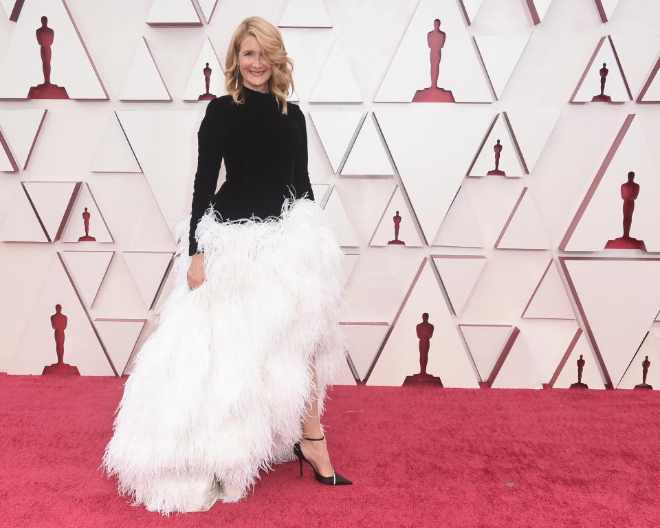 <p>Laura Derns Outfit von Oscar de la Renta polarisierte auf Social Media: Die einen erinnerte der federne Rock zu sehr an Björks Schwanenkleid-Desaster von 2001, andere feierten den Look als gelungene Mischung aus schlicht und exzentrisch. Eines steht fest: Mit der Kombi aus schwarzem Rollkragen und weißem Federrock fiel die Oscar-Gewinnerin von 2020 definitiv auf. </p> 