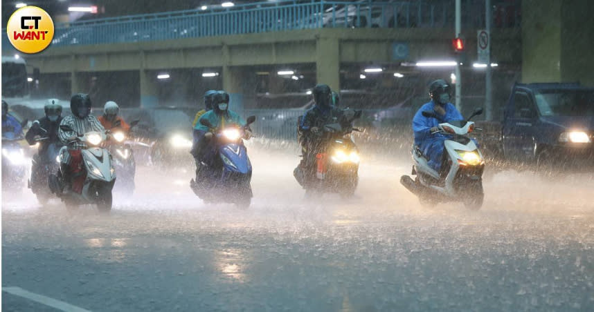 小犬颱風來勢洶洶，氣象署已發布海上陸上颱風警報。（示意圖／CTWANT資料照）