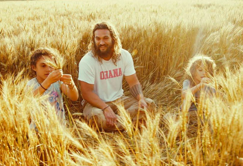 Jason Momoa smiles with his kids in 2016
