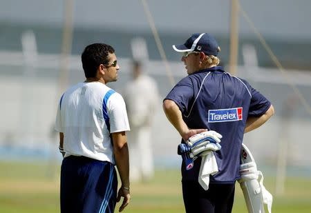 Indian cricket star Sachin Tendulkar (L) speaks with Australia's Shane Warne after a training session in Bombay September 29, 2004. Australia takes on Bombay XI in a three-day warm up match from Thursday before playing a four-test match series against India from the first week of October. REUTERS/Punit Paranjpe PP/FA - RTR15BCL