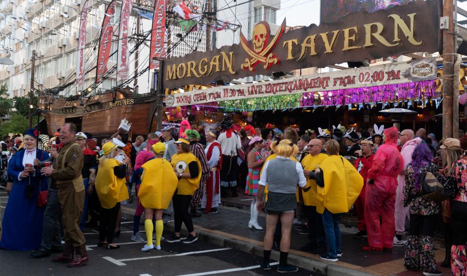 Los británicos, de carnaval en Benidorm con los contagios disparados