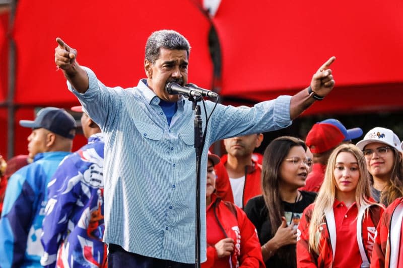 Venezuelan President Nicolas Maduro (C) speaks during his final campaign rally. Maduro is seeking a third term in the July 28 elections. Jeampier Arguinzones/dpa