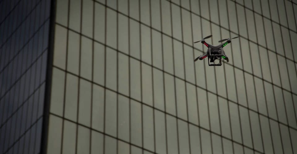 Dron vuela con edificio de fondo