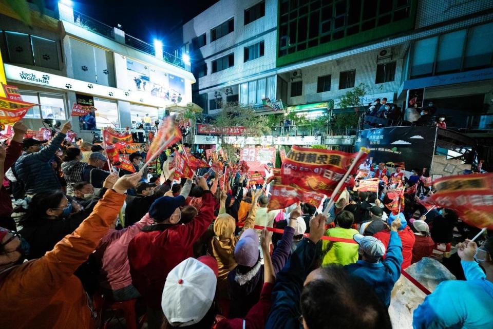 刪Q民眾聚集在廣場內。（翻攝趙少康臉書）