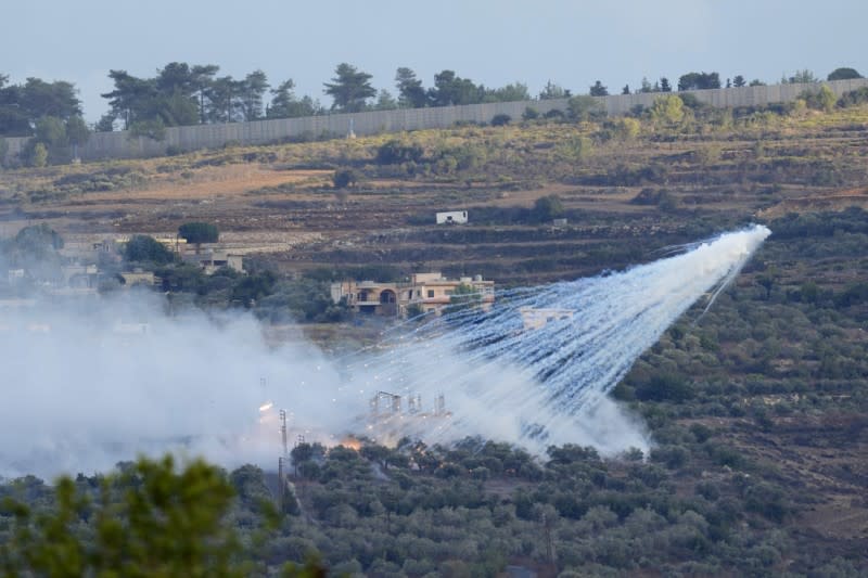 <cite>2023年10月15日，以色列砲彈在黎巴嫩南部與以色列接壤的邊境地帶上空爆炸。（美聯社）</cite>