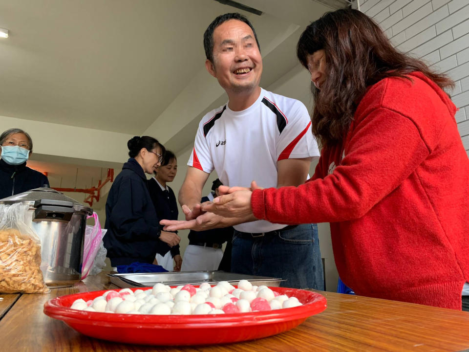 祝福平安吉祥，並邀約所有住戶一起來搓湯圓、吃湯圓，慶祝他們的家園重建完成。