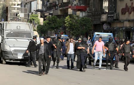 Egyptian police secure the area during a demonstration against President Abdel Fattah al-Sisi and his government's decision to transfer two Red Sea islands to Saudi Arabia, in front of the Press Syndicate in Cairo, Egypt, April 15, 2016. REUTERS/Mohamed Abd El Ghany