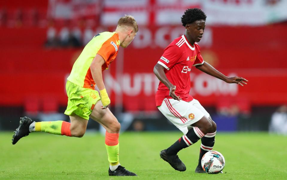 Kobbie Mainoo in action for Man Utd in the 2022 FA Youth Cup Final