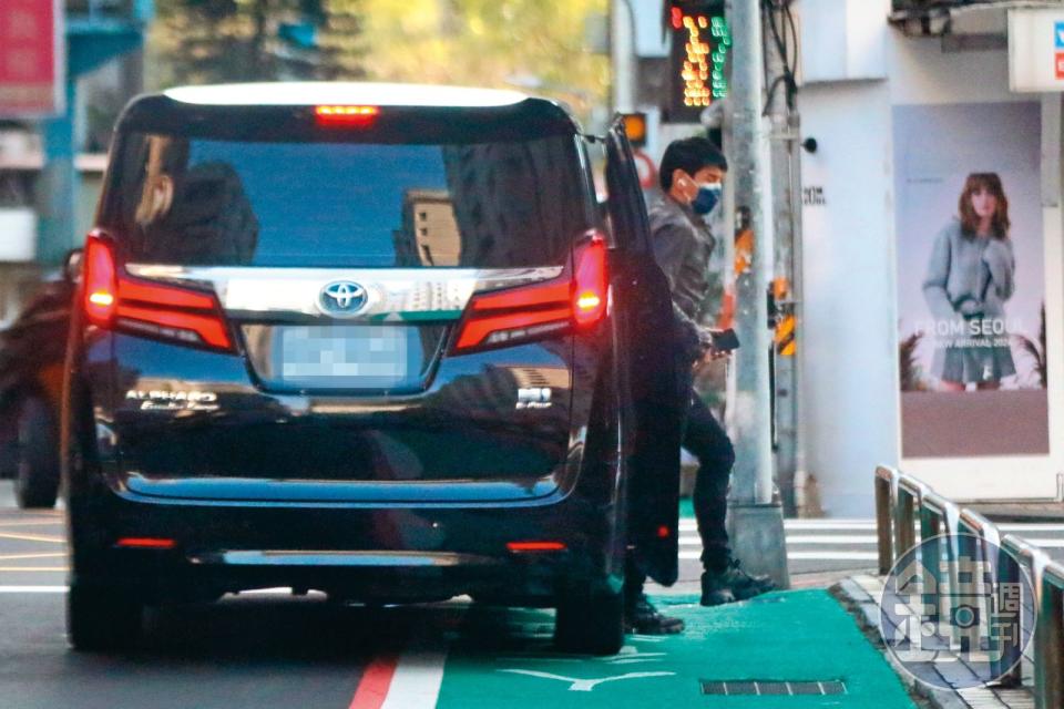 1/12，15：40過了一晚，有輛車抵達吳家停車場接送吳奇隆。