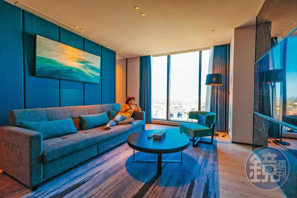 限量3間的「舒適套房」擁有獨立客廳與超大落地窗，海洋風格配色，令人放鬆。