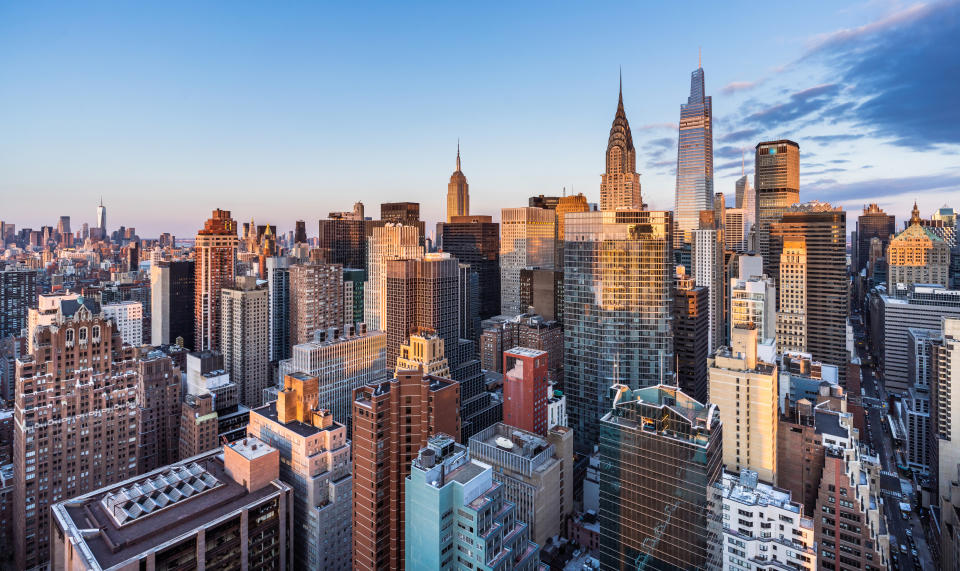 El sector inmobiliario de oficinas, no pasa por su mejor momento por culpa del auge del teletrabajo. En la imagen, una vista general de algunos de los edificios más emblemáticos de Manhattan, como el Empire State Building, el Chrysler Building y One Vanderbilt. Foto: Getty Images.