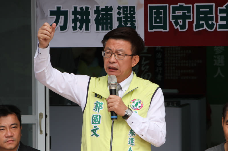 台南市長當選人黃偉哲競選時擔任總策劃的前勞動部政務次長郭國文（右），投入台南市第二選區立法委員補選。中央社記者楊思瑞攝