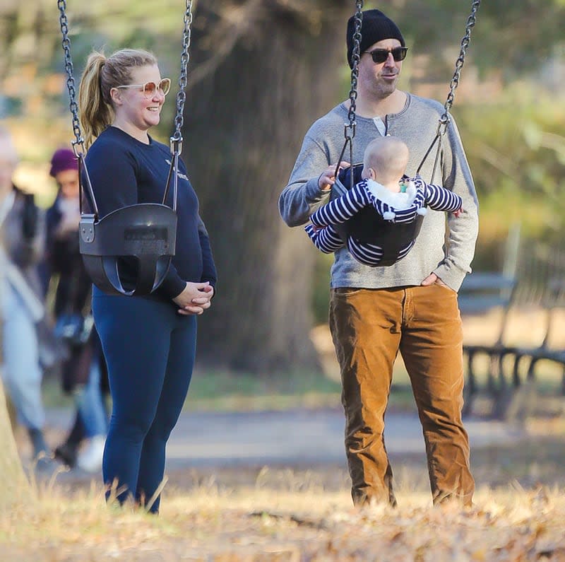 Amy Schumer con su marido y su hijo