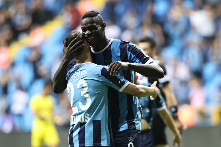 Mario Balotelli celebrando en el Adana Demirspor, de Turquía: en el último choque por la Superliga frente al Goztepe anotó cinco tantos.