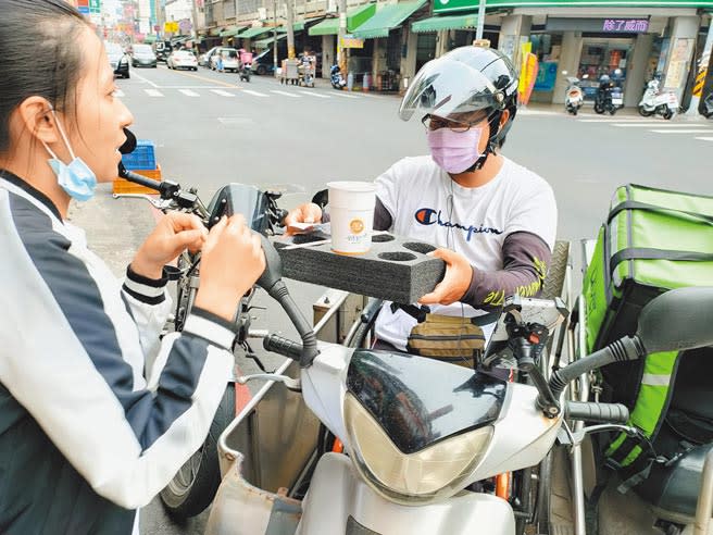 詹元智11年前出車禍導致下半身癱瘓，當外送員開啟他的新人生，可以到處走走看看，接觸不同的人，他的服務可能不是最好，但絕對是最真誠用心。（吳建輝攝）