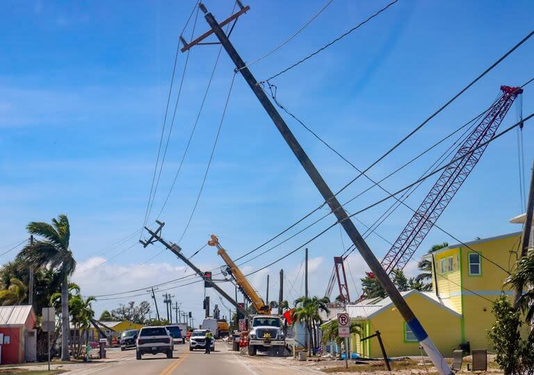 En Matlacha, condado de Lee, Florida, los autos esquivan los postes de luz derribados por Milton. Photo: Carl Juste/TNS via ZUMA Press Wire/dpa