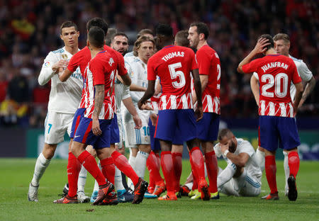 Soccer Football - La Liga Santander - Atletico Madrid v Real Madrid - Wanda Metropolitano, Madrid, Spain - November 18, 2017 Atletico Madrid and Real Madrid players clash during the match REUTERS/Paul Hanna