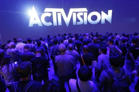 A crowd waits for a video presentation at the Activision booth during the 2014 Electronic Entertainment Expo, known as E3, in Los Angeles, California June 11, 2014. REUTERS/Jonathan Alcorn/Files