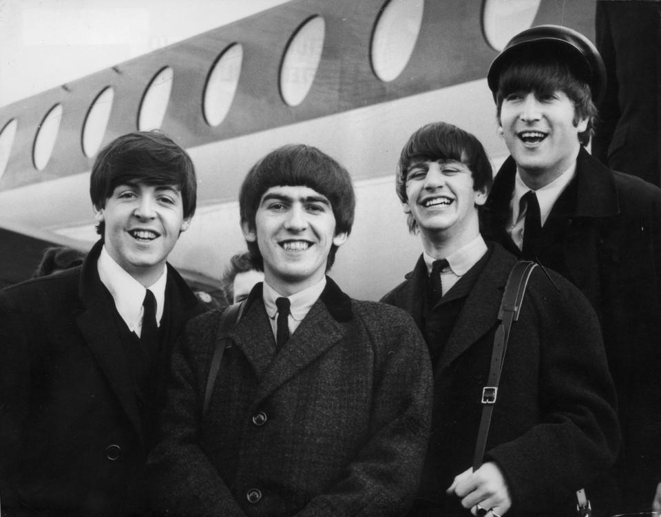 <p>Es ist John Lennon (rechts) - offenbar in frühen Jahren. (Bild: Evening Standard/Getty Images)</p>