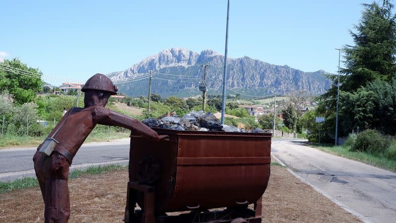 A monument dedicated to miners sits near the road leading to the town of Lula