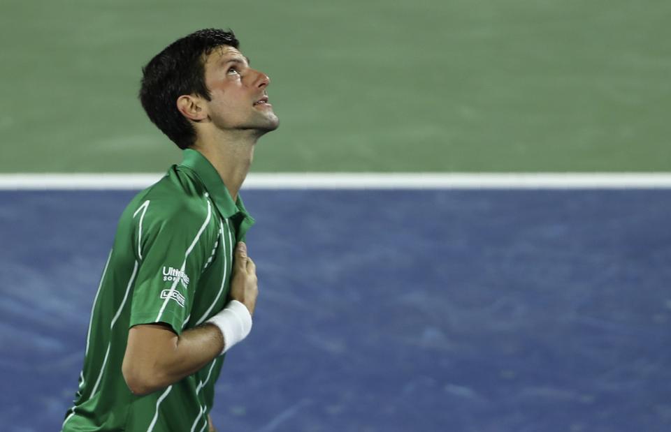 Novak Djokovic tras vencer a Gael Monfils en las semifinales del torneo de Dubai, el viernes 28 de febrero de 2020. (AP Foto/Kamran Jebreili)