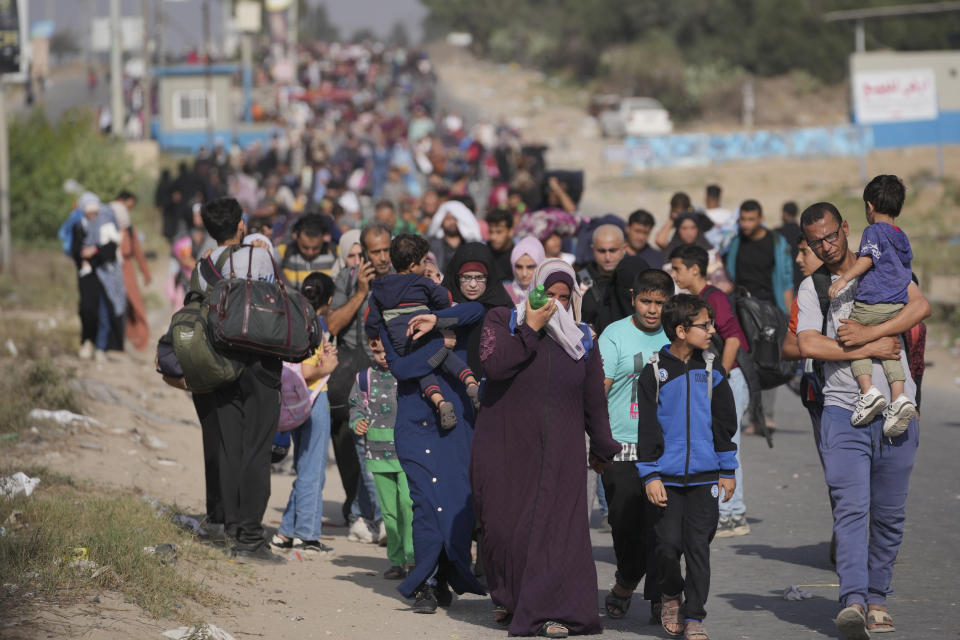 Palestinos huyen hacia el sur de Gaza a pie por la carretera Salah al-Din, en Bureij, el 8 de noviembre de 2023. (AP Foto/Hatem Moussa)