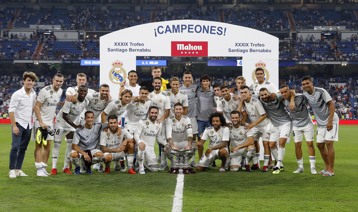 El Real Madrid posa con el Trofeo Santiago Bernabéu 2018, tras vencerle al AC Milan (3-1). | Foto: Getty