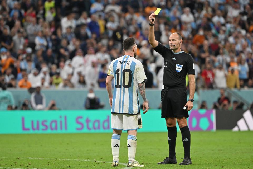 Mateu Lahoz durante el encuentro entre Argentina y Países Bajos (Foto de: ALBERTO PIZZOLI/AFP via Getty Images)